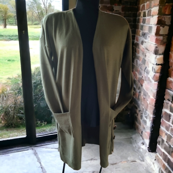 Peyton Primrose Long Open Front Hunter Green Cardigan With Button Embellishments - Picture 2 of 9